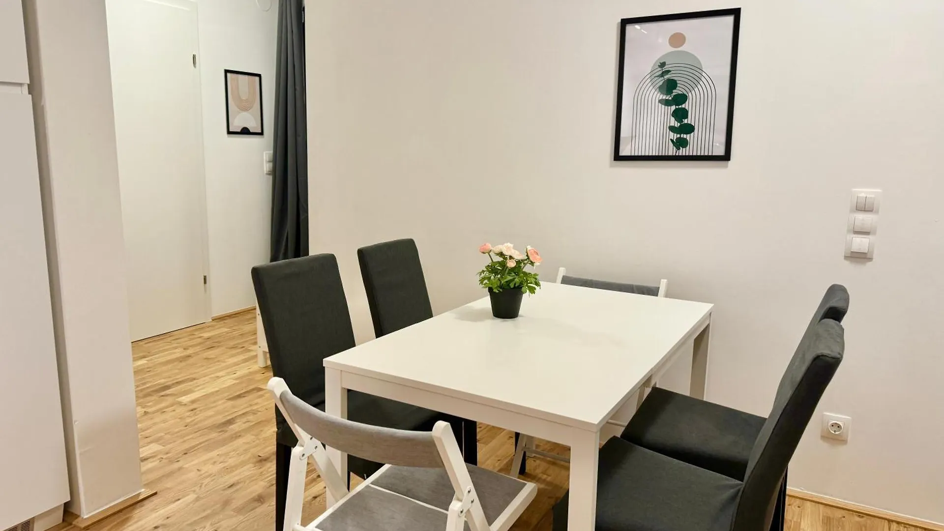 Modern Apartment With Balcony & Free Parking - Nearby Metro Wiedeń