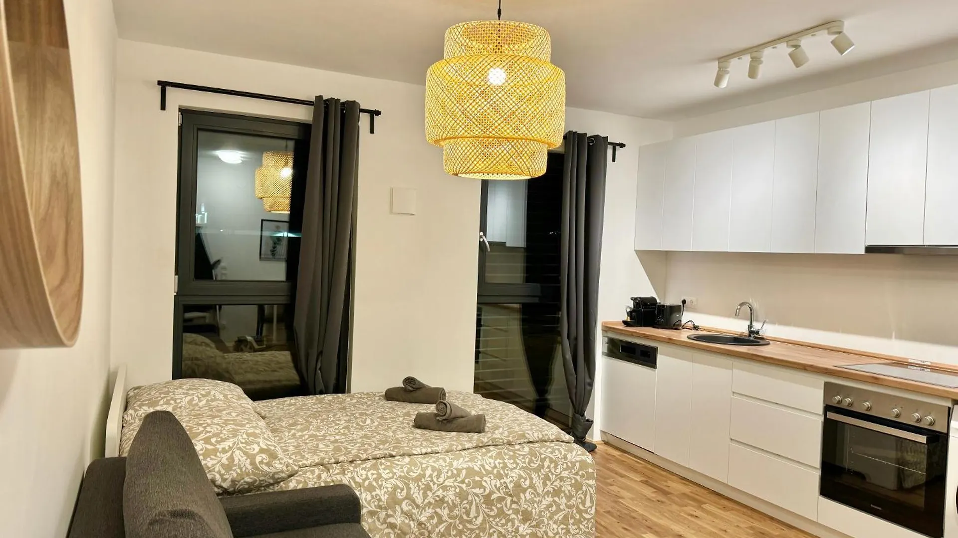 Modern Apartment With Balcony & Free Parking - Nearby Metro Wiedeń 0*,