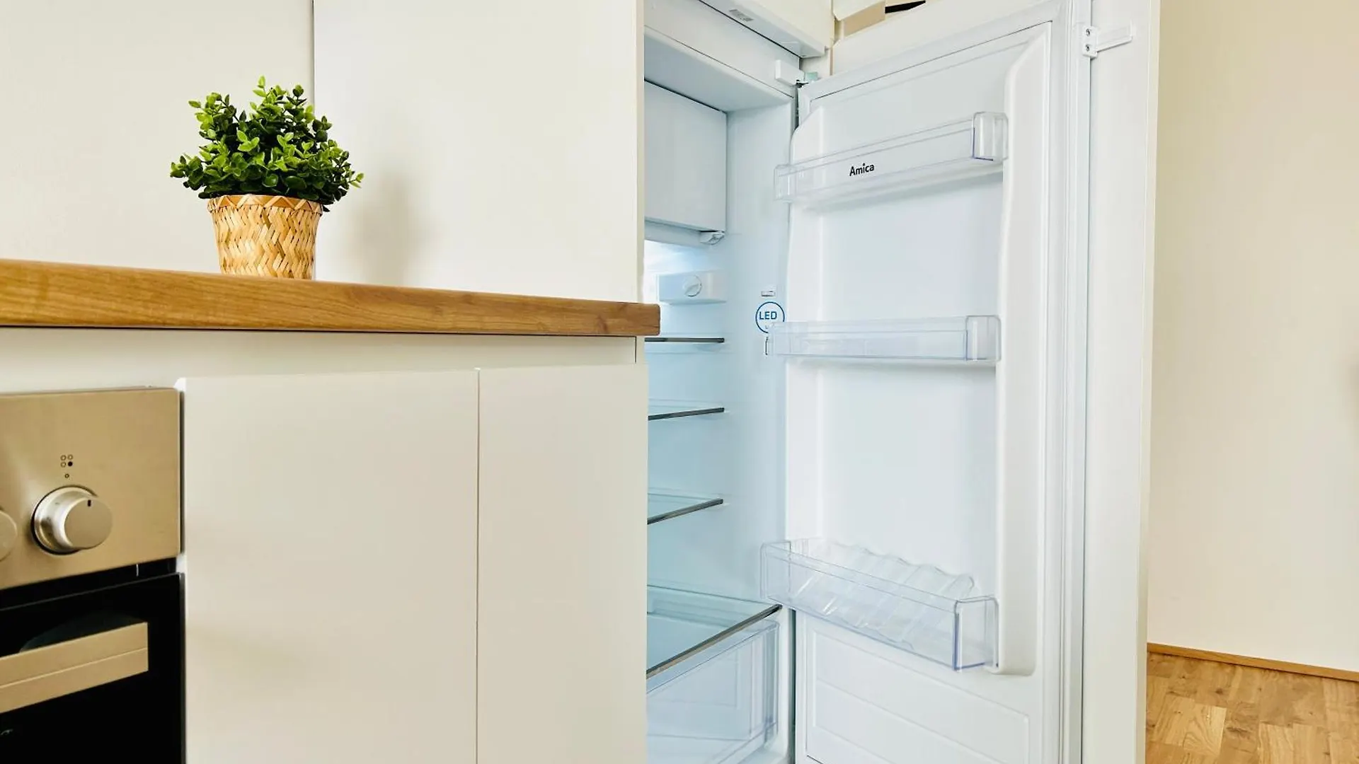 Modern Apartment With Balcony & Free Parking - Nearby Metro Вена 0*,  Австрия