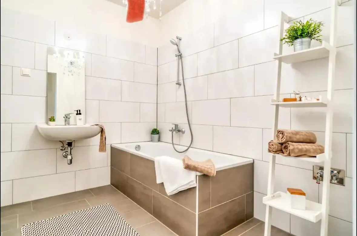 Modern Apartment With Balcony & Free Parking - Nearby Metro Вена 0*,