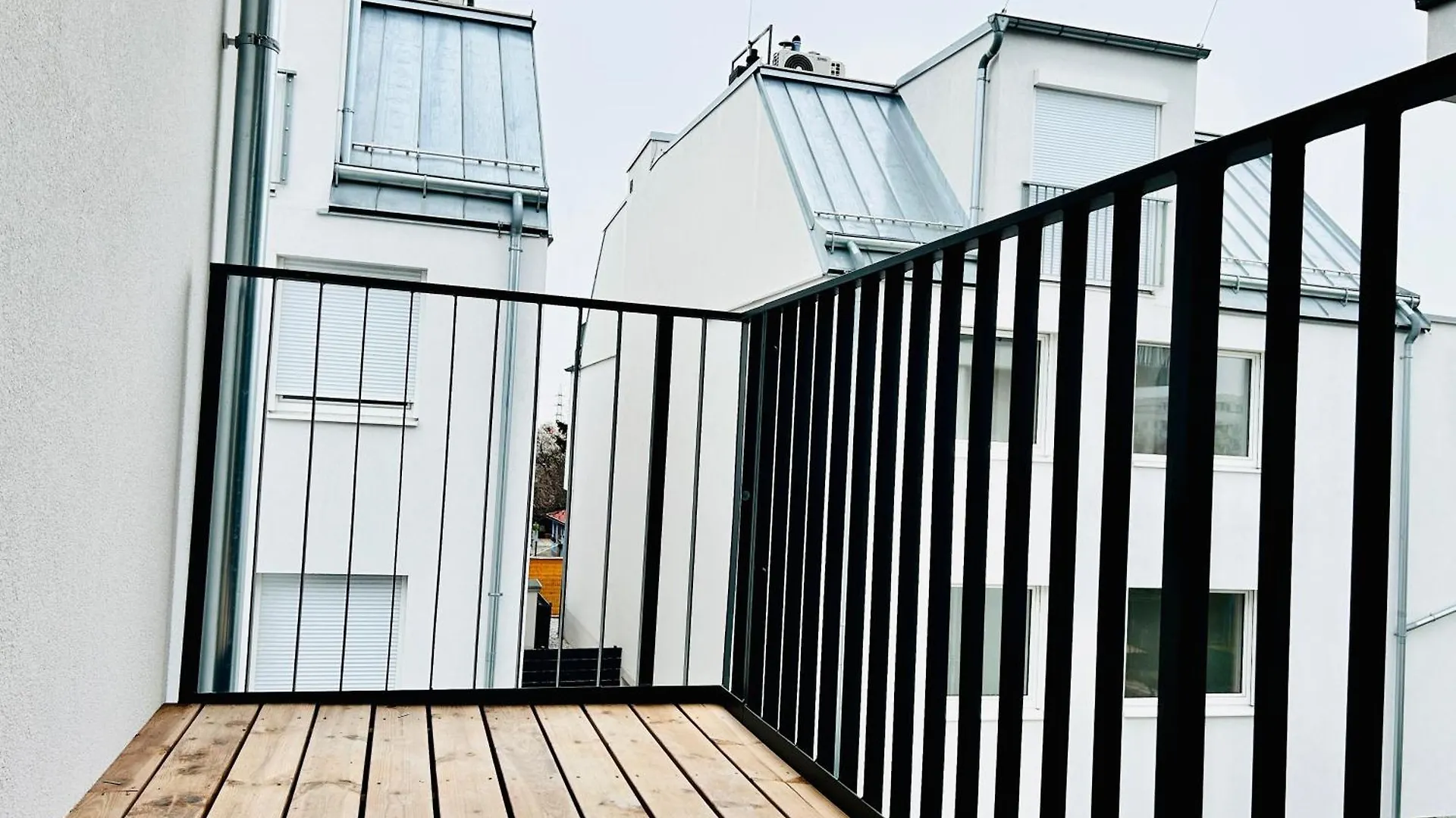 Modern Apartment With Balcony & Free Parking - Nearby Metro Vienna