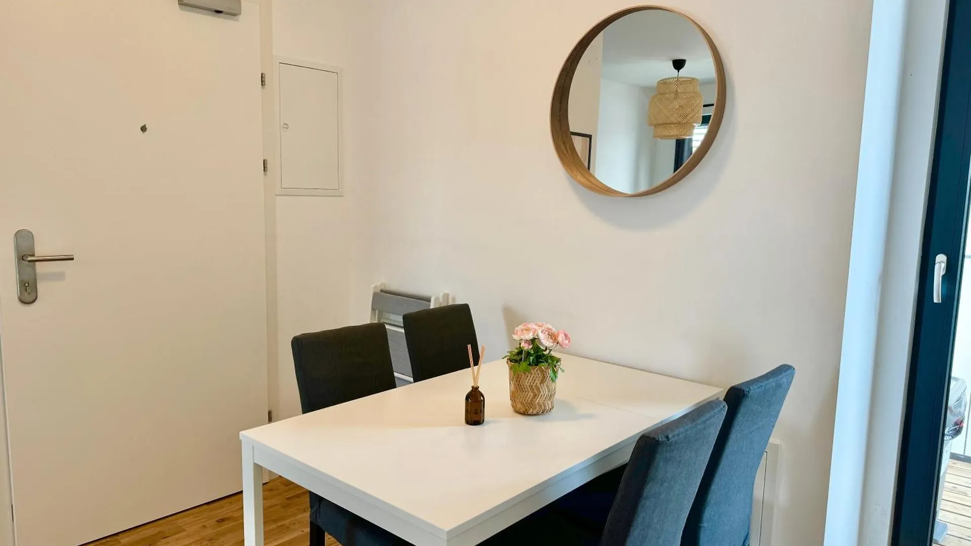 Modern Apartment With Balcony & Free Parking - Nearby Metro Vienna