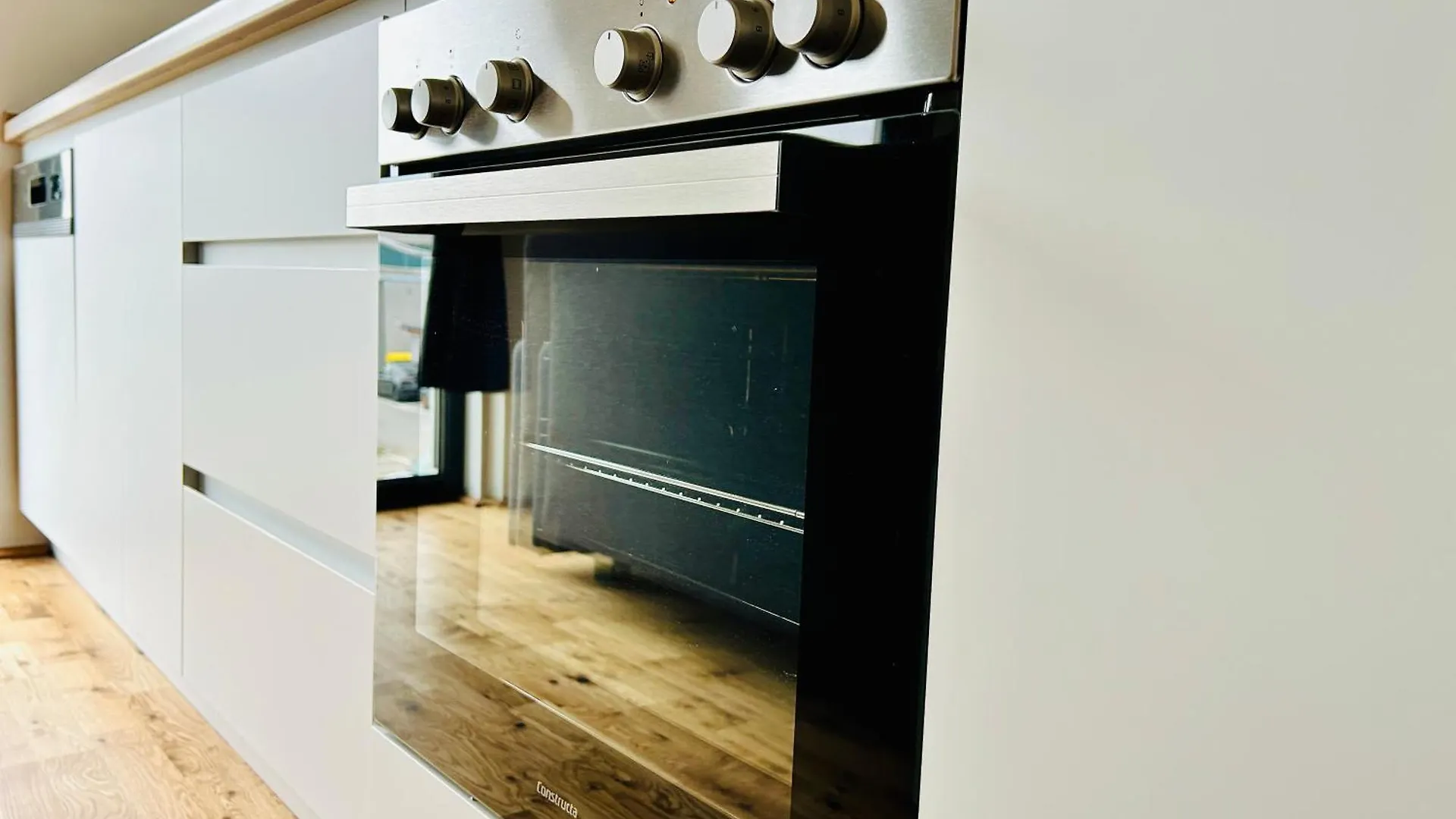 Modern Apartment With Balcony & Free Parking - Nearby Metro Wien